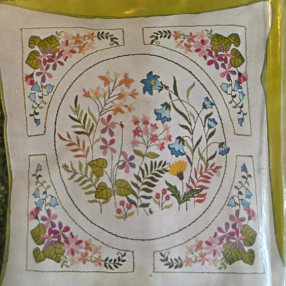 VINTAGE  BUCILLA NEEDLECRAFT MINI FLEUR 16" EMBROIDERY PILLOW KIT #2479 UNUSED - Picture 2 of 4